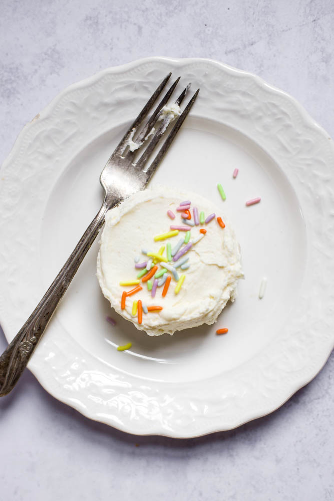 Cakelet on a plate